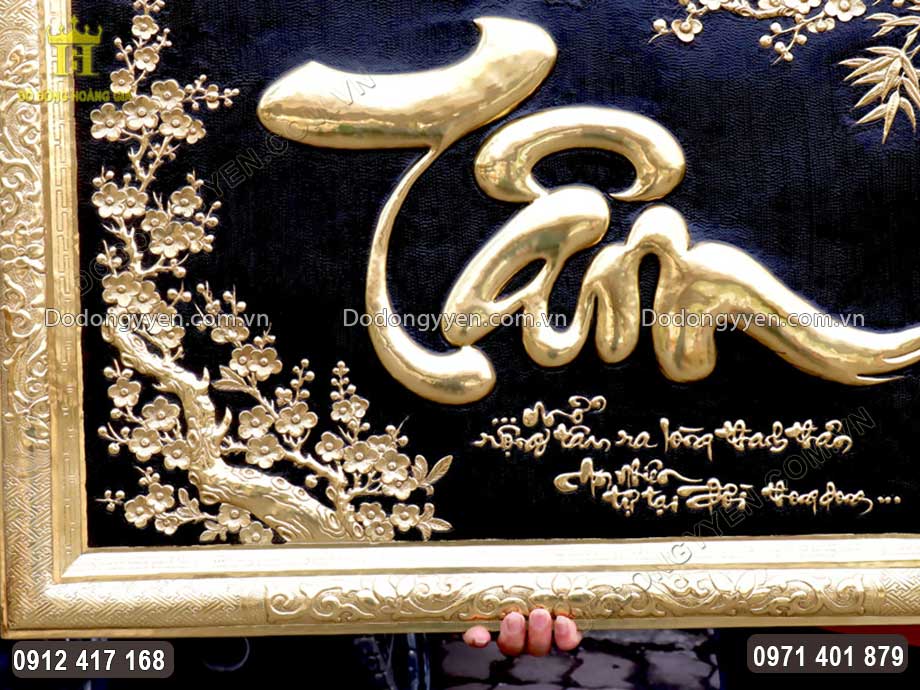 H&igrave;nh ảnh hoa đ&agrave;o, hoa mai được chạm th&uacute;c tỉ mỉ, sinh động nhờ đ&ocirc;i b&agrave;n tay t&agrave;i hoa của c&aacute;c nghệ nh&acirc;n